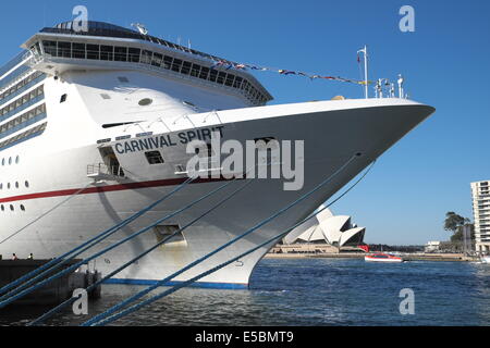 Navire de croisière, Carnival Spirit, visite de Sydney et amarré à Circular Quay, Sydney, Australie Banque D'Images