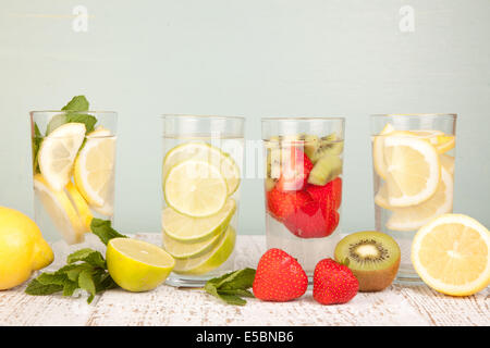 Lime, citron, fraise, kiwi boissons de l'eau Banque D'Images