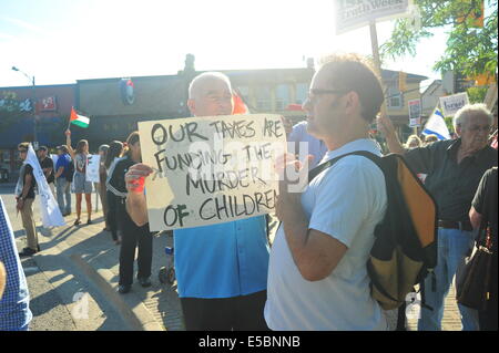 À London, en Ontario, plus de 150 personnes participent à un rassemblement en solidarité avec les Palestiniens à Gaza pendant l'offensive d'Israël contre Gaza Banque D'Images