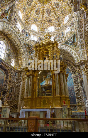 La sculpture en or Capilla de Rosario à l'intérieur de l'église de Santo Domingo, achevé en 1611 et situé à Puebla au Mexique. Banque D'Images