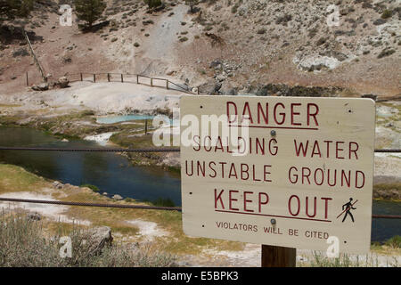 Le signe de danger Attention baigneurs de l'eau d'échaudage à Mammoth Hot Creek sources géothermiques, longue vallée Caldera, Californie Banque D'Images