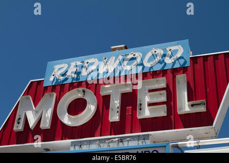 Redwood motel sign in Bridgeport Californie Banque D'Images