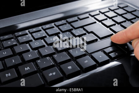 Bouton de recherche jaune ou sur la touche clavier noir Banque D'Images