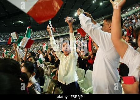 Les partisans de l'Iglesia Ni Cristo (Église du Christ) agitent leurs drapeaux au cours de la célébration du centenaire à l'arène des Philippines. Iglesia ni Cristo (Church of Christ) est une dénomination chrétienne religion qui trouve son origine dans les Philippines en 1914 en vertu de l'fondateur Felix Manalo, qui est devenu le premier ministre exécutif. L'Iglesia ni Cristo proclame elle-même d'être la seule vraie église et prétend que c'est la restauration de l'église fondée par Jésus et que toutes les autres églises chrétiennes, y compris l'Église catholique romaine, sont des apostats. (Photo par Mark R. Fredesjed Cristino/Pacific Press) Banque D'Images