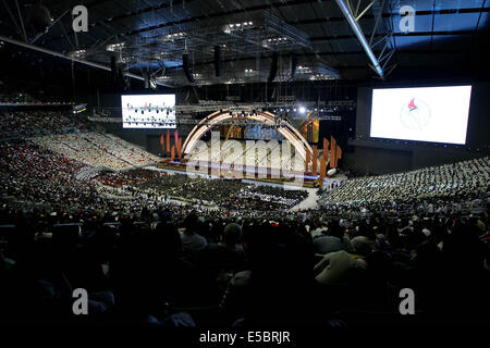 Plus de 55 000 partisans de l'Iglesia Ni Cristo (Église du Christ) ont assisté à la célébration du centenaire au Philippine sur scène. Iglesia ni Cristo (Church of Christ) est une dénomination chrétienne religion qui trouve son origine dans les Philippines en 1914 en vertu de l'fondateur Felix Manalo, qui est devenu le premier ministre exécutif. L'Iglesia ni Cristo proclame elle-même d'être la seule vraie église et prétend que c'est la restauration de l'église fondée par Jésus et que toutes les autres églises chrétiennes, y compris l'Église catholique romaine, sont des apostats. (Photo par Mark R. Fredesjed Cristino/Pacific Pr Banque D'Images