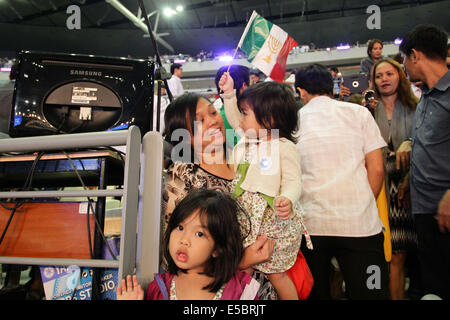 Une mère et son enfant au cours de l'onde aflag centenaire de la Iglesia Ni Cristo (Église du Christ) à l'arène des Philippines. Iglesia ni Cristo (Church of Christ) est une dénomination chrétienne religion qui trouve son origine dans les Philippines en 1914 en vertu de l'fondateur Felix Manalo, qui est devenu le premier ministre exécutif. L'Iglesia ni Cristo proclame elle-même d'être la seule vraie église et prétend que c'est la restauration de l'église fondée par Jésus et que toutes les autres églises chrétiennes, y compris l'Église catholique romaine, sont des apostats. (Photo par Mark R. Fredesjed Cristino/Pacifique Banque D'Images