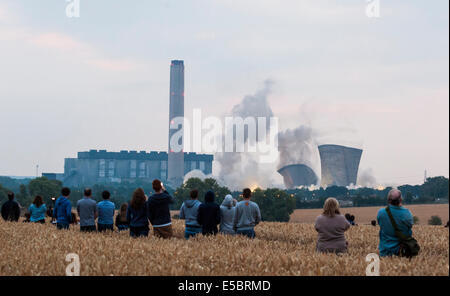 Didcot, Oxfordshire, UK. 27 juillet 2014. Ce matin, l'emblématique tours de refroidissement de Didcot une centrale électrique ont été démolies Banque D'Images