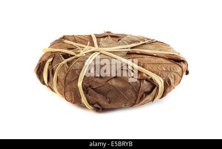 Fromage de Banon enveloppé de feuilles isolées sur fond blanc Banque D'Images