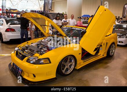 Toronto, Canada. 26 juillet, 2014. Regarder les gens à l'écoute au cours de la voiture 2014 Importfest du Metro Toronto Convention Centre, à Toronto, Canada, le 26 juillet 2014. Comme le plus reconnu dans les 'tuning' et le mode de vie de l'industrie, cet événement d'une journée à condition que les plus chauds à l'écoute de l'ensemble du Canada et des États-Unis, le samedi. © Zou Zheng/Xinhua/Alamy Live News Banque D'Images