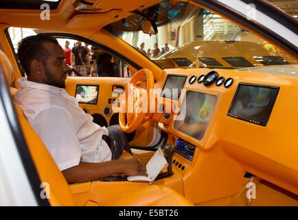 Toronto, Canada. 26 juillet, 2014. Un technicien teste a l'écoute de la voiture de contrôle de fonctionnement du système au cours de la 2014 Importfest au Metro Toronto Convention Centre, à Toronto, Canada, le 26 juillet 2014. Comme le plus reconnu dans les 'tuning' et le mode de vie de l'industrie, cet événement d'une journée à condition que les plus chauds à l'écoute de l'ensemble du Canada et des États-Unis, le samedi. © Zou Zheng/Xinhua/Alamy Live News Banque D'Images