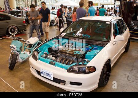 Toronto, Canada. 26 juillet, 2014. Regarder les gens à l'écoute au cours de la voiture 2014 Importfest du Metro Toronto Convention Centre, à Toronto, Canada, le 26 juillet 2014. Comme le plus reconnu dans les 'tuning' et le mode de vie de l'industrie, cet événement d'une journée à condition que les plus chauds à l'écoute de l'ensemble du Canada et des États-Unis, le samedi. © Zou Zheng/Xinhua/Alamy Live News Banque D'Images