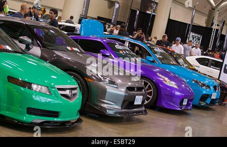 Toronto, Canada. 26 juillet, 2014. Regarder les gens à l'écoute au cours de la voiture 2014 Importfest du Metro Toronto Convention Centre, à Toronto, Canada, le 26 juillet 2014. Comme le plus reconnu dans les 'tuning' et le mode de vie de l'industrie, cet événement d'une journée à condition que les plus chauds à l'écoute de l'ensemble du Canada et des États-Unis, le samedi. © Zou Zheng/Xinhua/Alamy Live News Banque D'Images