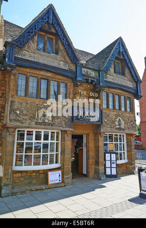 S H Jones Wine Merchants High Street Oxfordshire Banbury Royaume-uni Banque D'Images