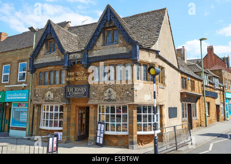 S H Jones Wine Merchants High Street Oxfordshire Banbury Royaume-uni Banque D'Images