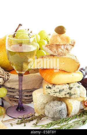 Le fromage français, de vin et de fruits composition conceptuelle isolated on white Banque D'Images