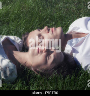 Un couple dans l'herbe Banque D'Images