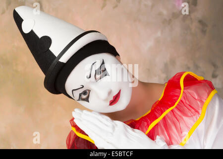 Femme clown à pierrot déguisement et du vrai visage peint Banque D'Images