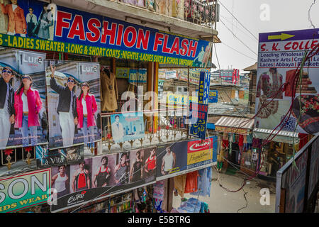 Regardant vers le bas sur une rue le maïs dans le vieux quartier commerçant de Srinagar Banque D'Images