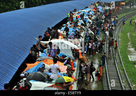 Dhaka, Bangladesh. 27 juillet, 2014. Les gens voyagent dans un train en partance pour leur village pour le festival l'Eid al-Fitr à Dhaka, Bangladesh, le 27 juillet 2014. Les musulmans se préparent à célébrer la fête de l'Aïd al-Fitr qui marque la fin du Ramadan. Shariful Islam Crédit :/Xinhua/Alamy Live News Banque D'Images