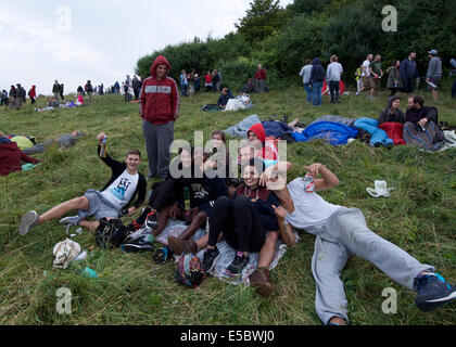 Little Wittenham, Oxfordshire, UK. 27 juillet 2014. Un groupe d'amis ayant été témoin de la démolition 5h de trois tours de refroidissement à Didcot Power Station 2 milles plus loin, à Didcot. Credit : Blokster/Alamy Live News Banque D'Images