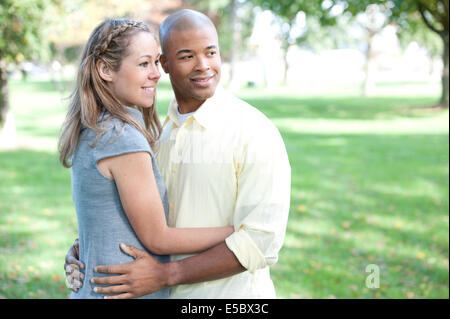 Un jeune couple interracial à la recherche sur le côté droit Banque D'Images