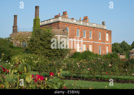 Rangers House à Greenwich, Angleterre. Photographie prise de la roseraie dans le parc de Greenwich. Indiqué contre le ciel bleu. Banque D'Images