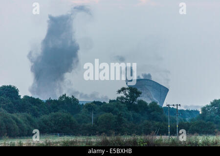 Didcot, Oxfordshire, UK. 27 Juillet 2014 15 Séquence de 20 images Démolition des tours de refroidissement à Didcot Power Station. JMH6238 Banque D'Images