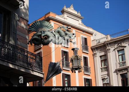 Dragon chinois sur la maison du 19e siècle de parasols (la Casa Bruno Cuadros) immeuble sur La Rambla à Barcelone, Catalogne, Espagne. Banque D'Images