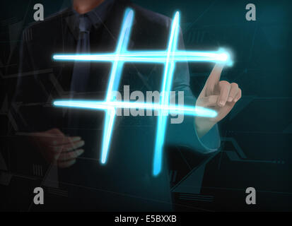 Illustration de businessman making glowing hashtag sur écran Banque D'Images