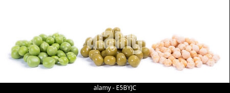 Trois types de matières premières - pois verts en conserve, et sec, isolé Banque D'Images