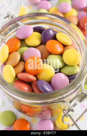 Sucre Croustillant au chocolat enrobés de shell les haricots ou des bonbons dans un bocal en verre à l'ancienne Banque D'Images