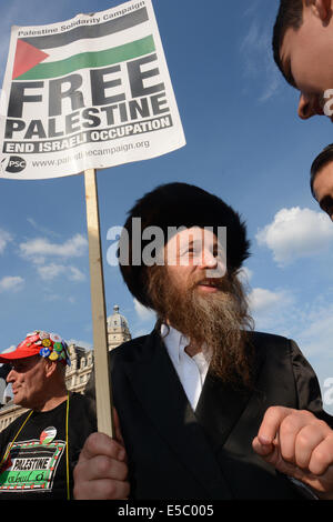 Londres, Royaume-Uni. 26 juillet, 2014. Le rabbin Abraham Markus, ltalks avec d'autres après la marche pour Gaza rally Samedi, 26 juillet 2014, à la place du Parlement à Londres. Shoun Crédit : Hill/Alamy Live News Banque D'Images