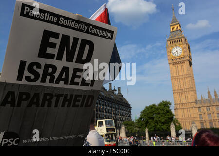 Londres, Royaume-Uni. 26 juillet, 2014. Speakiers protestataires écouter après la marche pour Gaza, Samedi, Juillet 26, 2014, à la place du Parlement à Londres. Shoun Crédit : Hill/Alamy Live News Banque D'Images