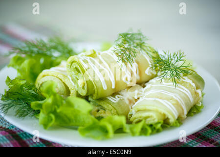 Rouleaux de courgettes avec la farce au fromage et les verts Banque D'Images