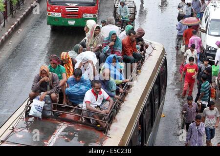 Dhaka, Bangladesh. 27 juillet 2014 les gens à rester sur le toit d'un bus à domicile dans la région de Dhaka, capitale du Bangladesh. Comme la fin du Ramadan approche, bus, train et assisté à une ruée des terminaux, comme les gens de Dhaka en streaming le samedi, défiant tous les dangers, et les tracas de voyage home à célébrer Eid-ul-Fitr avec leurs proches en régions périphériques. Banque D'Images