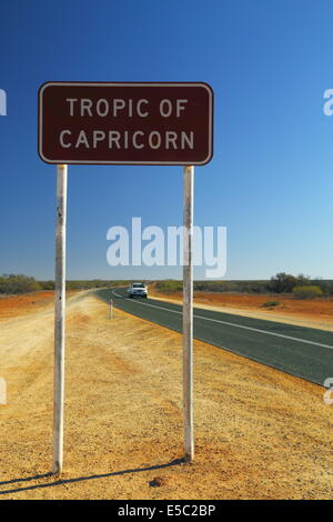 Tropique du Capricorne signe sur l'autoroute près de Exmouth, l'ouest de l'Australie. Banque D'Images