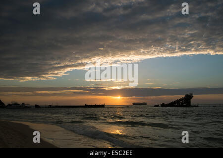 Coucher du soleil à Tangalooma épaves, l'île Moreton Banque D'Images