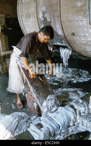 Nettoyage des peaux de l'homme dans une tannerie ( Pakistan) Banque D'Images