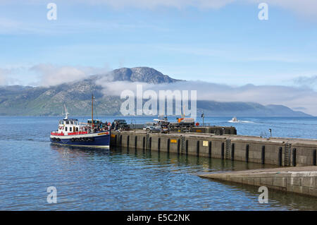 Inverie Pier, MV Western Isles ferry, Loch Nevis et North Morar Beyond Banque D'Images