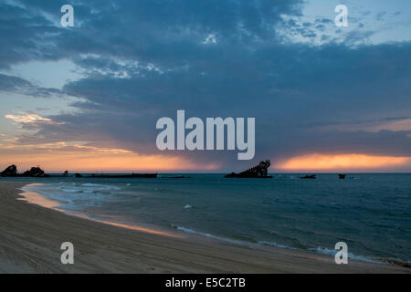 Coucher du soleil à Tangalooma épaves, l'île Moreton Banque D'Images