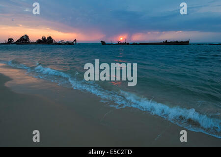 Coucher du soleil à Tangalooma épaves, l'île Moreton Banque D'Images