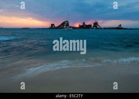 Coucher du soleil à Tangalooma épaves, l'île Moreton Banque D'Images