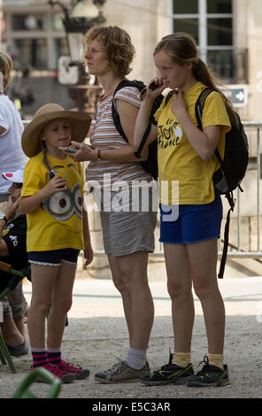 Paris, France. 27 juillet, 2014. Partisans attendent l'arrivée du Tour de France. Le dimanche 27 juillet 2014 les champs Elisées et Rue de Rivoli ont été fermées à la circulation en raison de l'arrivée du Tour de France. Partisans attendaient depuis tôt le matin pour avoir la meilleure place pour voir l'arrivée des athlètes. Les spectateurs ont connu, parfois quelques difficultés pour obtenir leur place parce que des barricades. Credit : Cecilia Colussi/Alamy Live News Banque D'Images