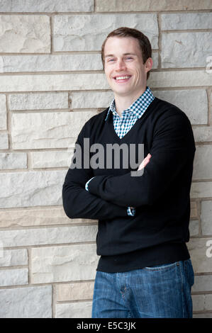 Jeune homme de race blanche model posing sur un fond de pierre. Banque D'Images