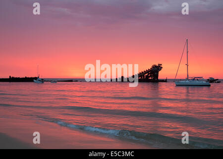 Coucher du soleil à Tangalooma épaves, l'île Moreton Banque D'Images