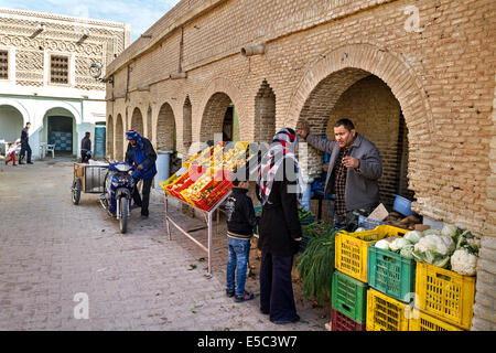 Vendeur de fruits et légumes dans la vieille ville de Nefta Banque D'Images