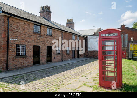 Boîte de téléphone rouge dans Porters rangée de cottages historiques des logements pour les travailleurs au quai National Waterways Museum Cheshire Ellesmere Port Banque D'Images