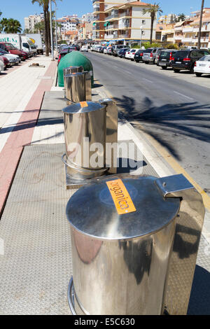 Sur les bacs de recyclage de la rue dans une ville espagnole sur la costa del sol espagne Banque D'Images