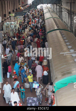 Lahore, Pakistan. 27 juillet, 2014. Un grand nombre de passagers à bord du train en gare de chemin de Lahore, Pakistan. La foule de gens à la gare pour la prochaine fête religieuse de Eidul Fitr, à leur ville, qui a commencé après la fin de mois de jeûne saint Ramazan ul Moubarak. Credit : Rana Sajid Hussain/Pacific Press/Alamy Live News Banque D'Images