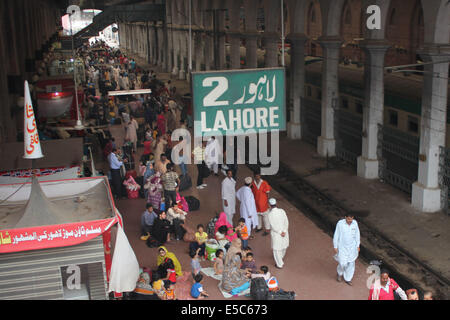 Lahore, Pakistan. 27 juillet, 2014. Un grand nombre de passagers à bord du train en gare de chemin de Lahore, Pakistan. La foule de gens à la gare pour la prochaine fête religieuse de Eidul Fitr, à leur ville, qui a commencé après la fin de mois de jeûne saint Ramazan ul Moubarak. Credit : Rana Sajid Hussain/Pacific Press/Alamy Live News Banque D'Images